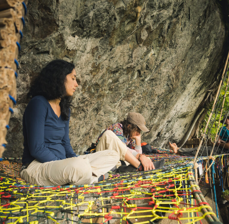 Espacios cómodos y rodeados de naturaleza para descansar, conectar y vivir una experiencia auténtica en la montaña.