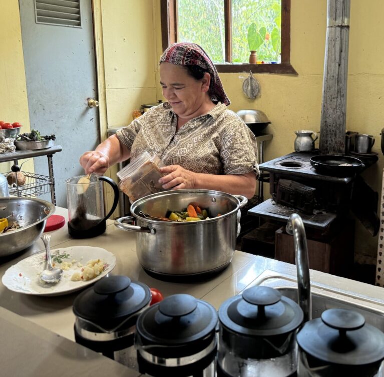 Cocina tradicional costarricense preparada con ingredientes frescos de la finca y productores vecinos, celebrando sabores simples y honestos.