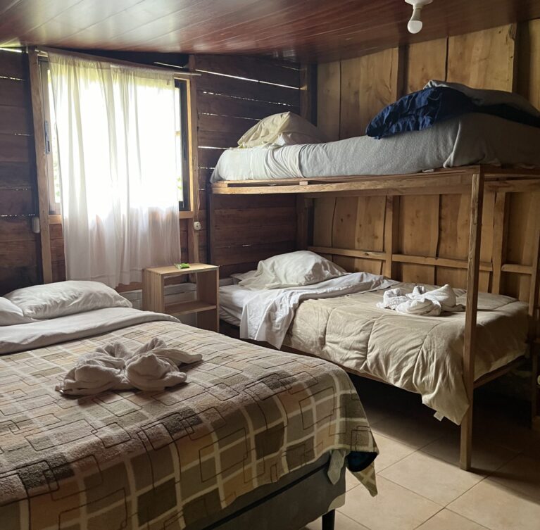 Espacios cómodos y rodeados de naturaleza para descansar, conectar y vivir una experiencia auténtica en la montaña.